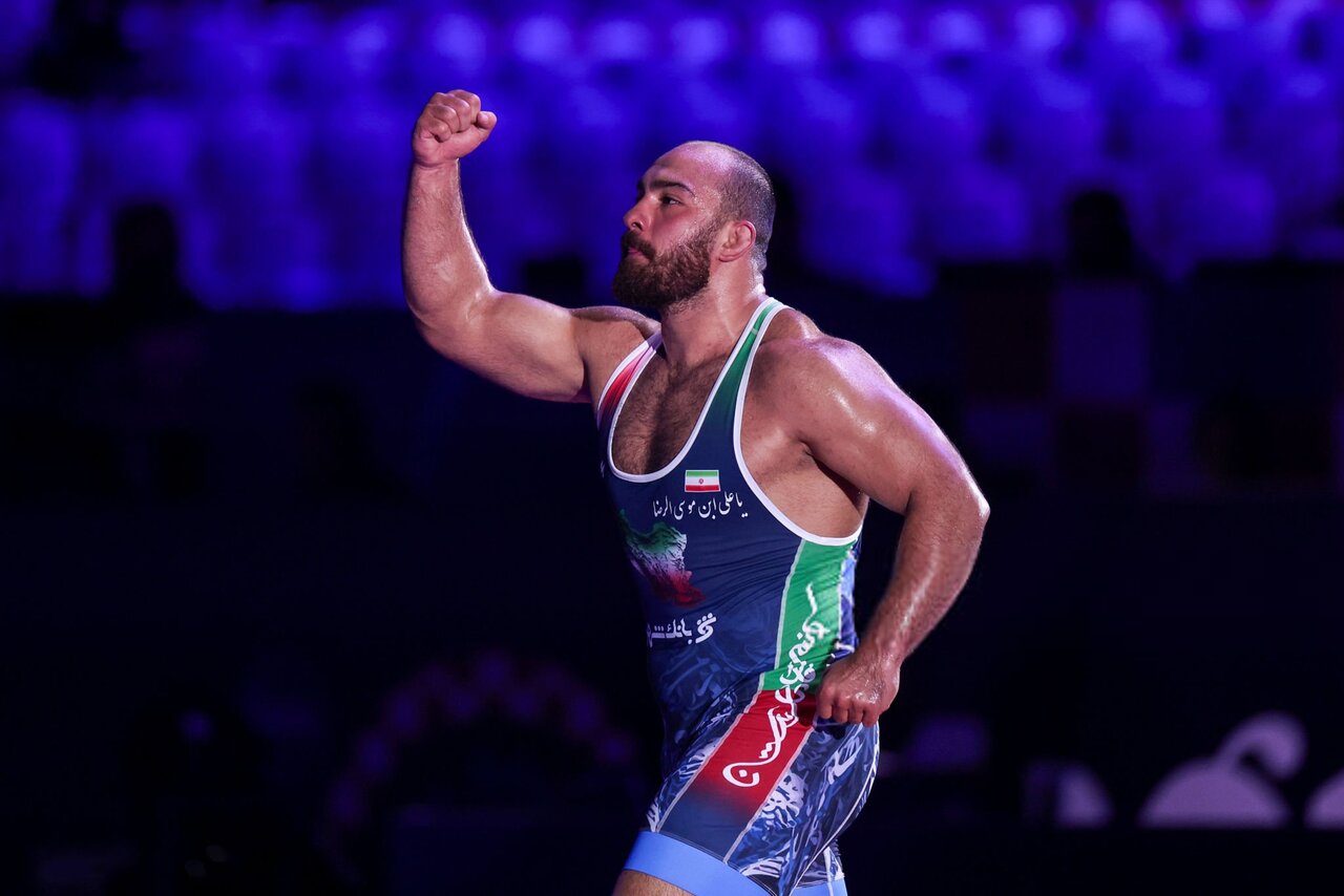 عکس | سلام نظامی امیرحسین زارع مقابل پرچم و روی سکو عکس | سلام نظامی امیرحسین زارع مقابل پرچم و روی سکو